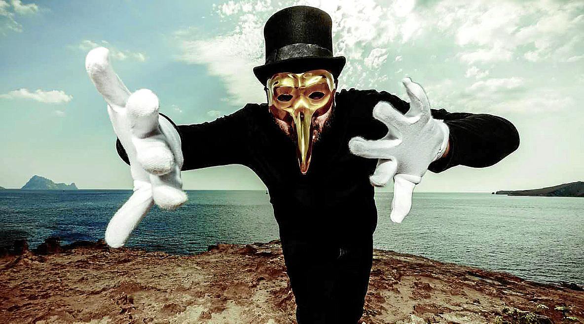 Dj Claptone posando en Ibiza