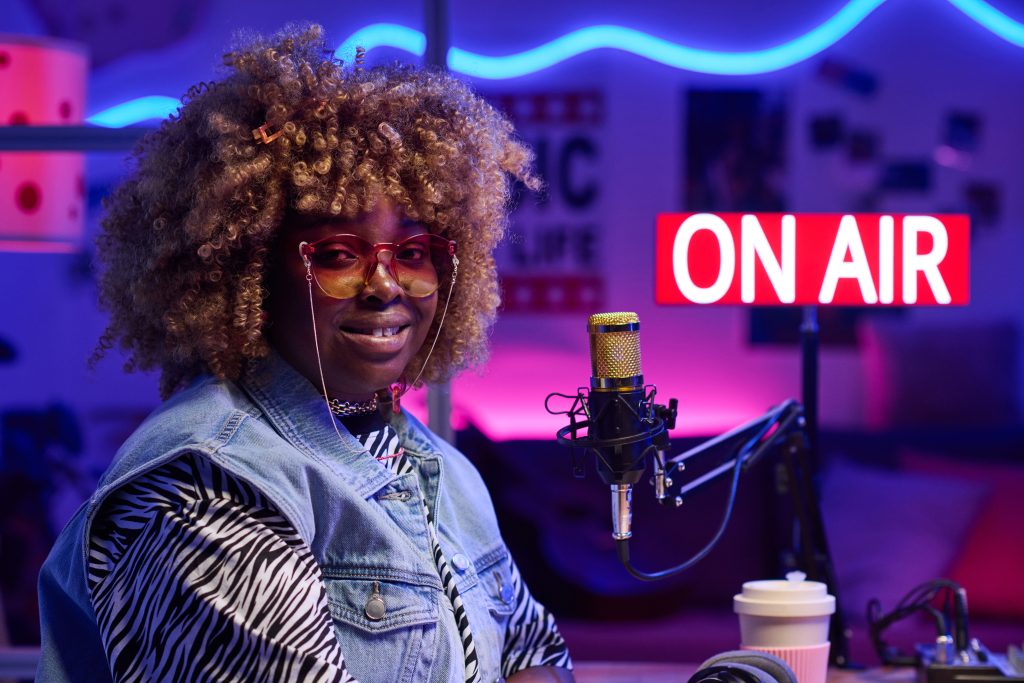 Promoción para artista musicales en radio, redes sociales, pagina web y anuncios en Spotify